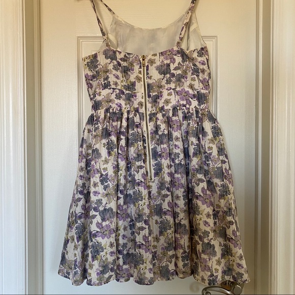 Young In Dress - Picture 4 of 5